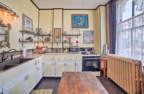 La Porte Apartment | Vintage Apartment in Historic Downtown La Porte
