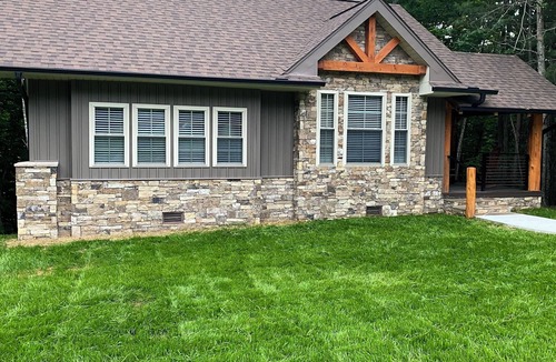 Thurmond Cottage | Viognier-Cottage near Jones von Drehle with Master Suite