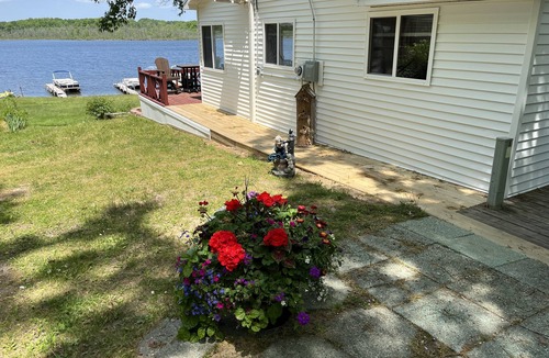 Greenville Cottage | Wabasis Lake, cosy, 2 br, lake view, beautiful