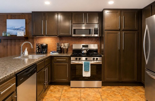 Snowshoe Condo | Wabasso 16, Walk to Upper Flume, Cozy 2BR/2BA Retreat, Covered Parking