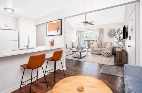 Pickwood Apartment | Walk .9 to Toomer's, 2BD/2BTH, 4 Queens, 2 sofabed