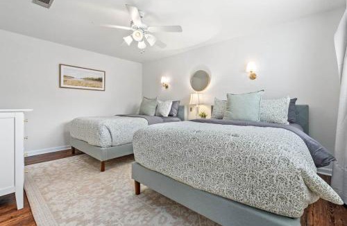 Pickwood Apartment | Walk .9 to Toomer's, 2BD/2BTH, 4 Queens, 2 sofabed