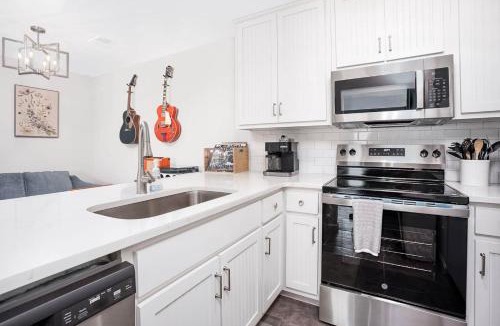 Pickwood Apartment | Walk .9 to Toomer's, 2BD/2BTH, 4 Queens, 2 sofabed