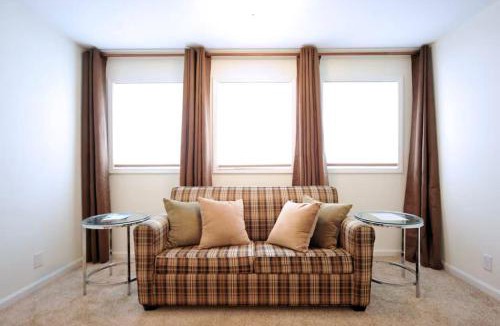 Highlands House | Walk to All-2King Beds-3BA-Washer-Dryer-Highlands