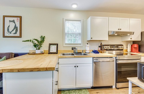 Townville Cabin | Walk to Beach: Lake Hartwell Cabin w/Large Yard!