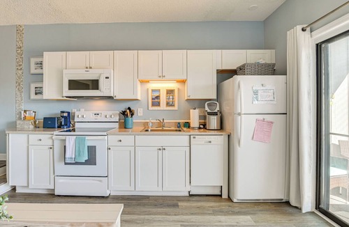 Garden City Condo | Walk to Beach: Top-Floor Condo in Murrells Inlet