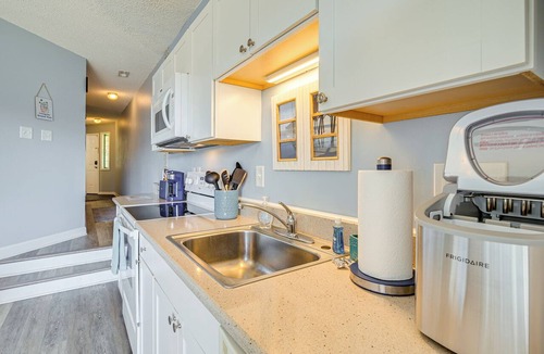 Garden City Condo | Walk to Beach: Top-Floor Condo in Murrells Inlet