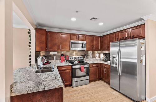 North Capitol Condo | Walk to Broadway! 2 king bdrms + sofa bed, river views, w/pool & FREE parking!