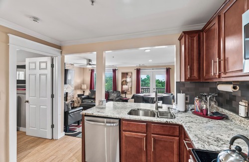 North Capitol Condo | Walk to Broadway! 2 king bdrms + sofa bed, river views, w/pool & FREE parking!