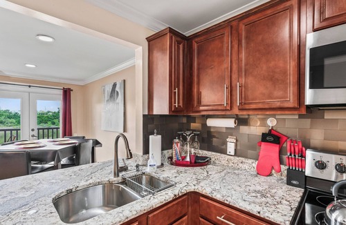 North Capitol Condo | Walk to Broadway! 2 king bdrms + sofa bed, river views, w/pool & FREE parking!