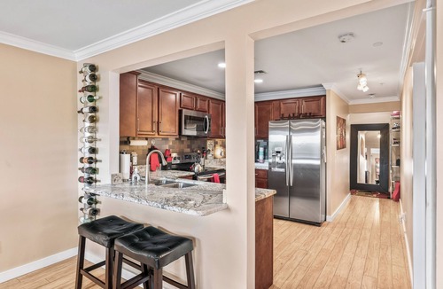 North Capitol Condo | Walk to Broadway! 2 king bdrms + sofa bed, river views, w/pool & FREE parking!