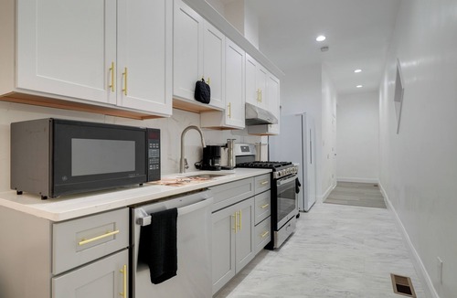 South Louisville House | Walk to Churchill Downs: Central Louisville Home!