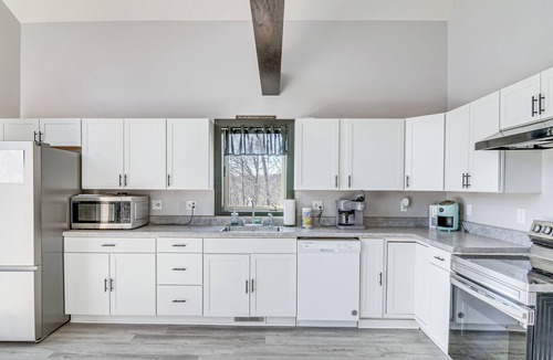 Albany Cottage | Walk to Dale Hollow Lake: Updated Cottage w/Deck!