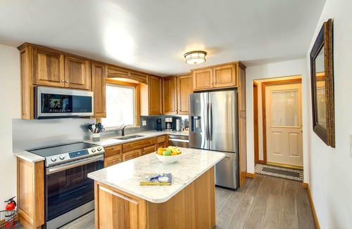 Green Bay Cottage | Walk to Lambeau Field: Green Bay Retreat