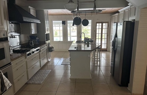 Highlands - Perkins House | Walk to LSU campus, LSU Lakes, Perkins Restaurants, with a Large Swimming Pool!