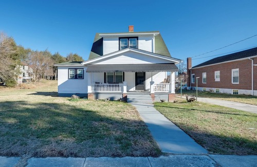 Radford House | Walk to Main St & Campus! Dtwn Radford Home