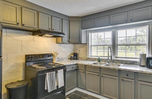 Lumberton House | Walk to Park! Family Retreat w/Yard in Lumberton