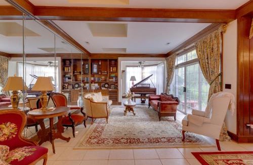 Lawrenceburg House | Walk to The Square! Historic Lawrenceburg Home
