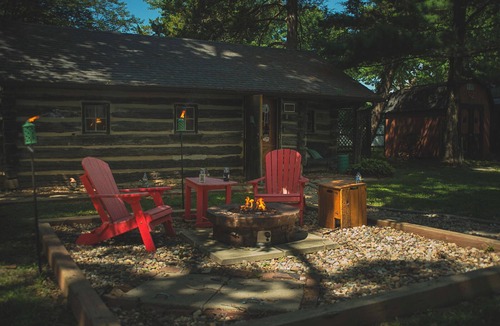 Waterloo Cabin | Walk To Town From Peaceful Countryside Log Cabin 25 Minutes To St. Louis