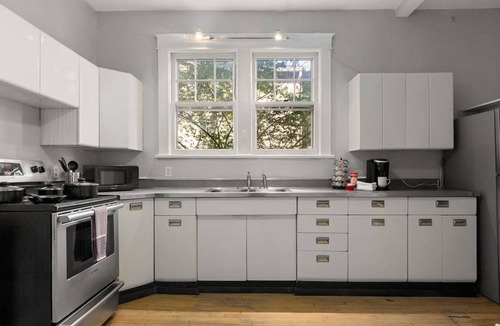 Hillsboro Village Apartment | Walk to Vandy, Belmont, and Dozens of Bars/Restaurants!