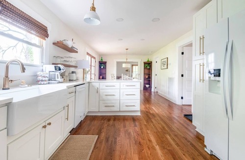 Monteagle House | Walkable Cottage with a Fire Pit