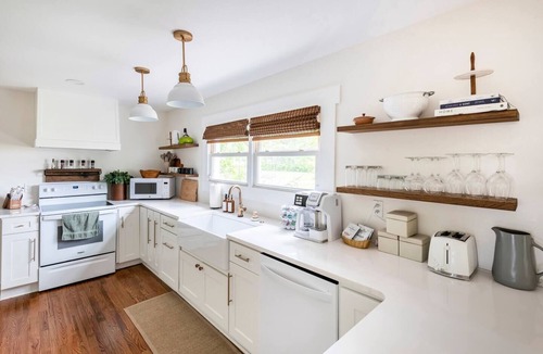 Monteagle House | Walkable Cottage with a Fire Pit