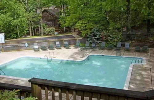 Wintergreen Condo | Walking Distance to Ski Slopes! Cozy Condo that sleeps 4!