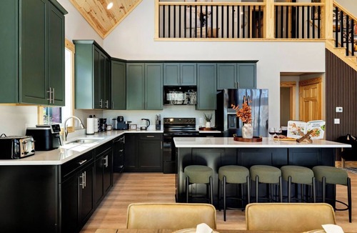 McGaheysville House | Wanderlust Villa – Spacious Mt cabin w/Game room, Hot tub and Karaoke nights !
