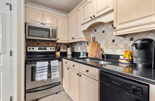 Auburn Condo | War Damn Condo-DT Auburn next to campus