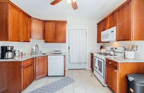 Detroit Apartment | Warm and Cozy 3 Bedroom Flat | Street Parking