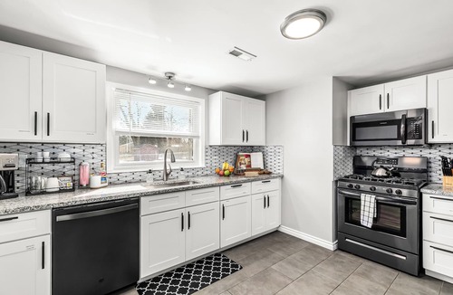 Shelby Township Apartment | Warm & Spacious 2BR | Huge Backyard | Shelby Twp