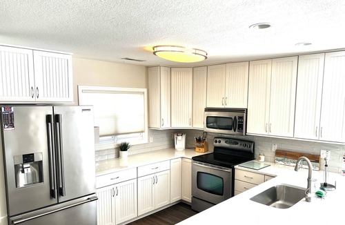 La Follette House | Waterfront 5 Bed, 4 bath w/Golf, Winery, Tiki bar, Deerfield Marina, & boat slip