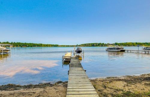 Krakow House | Waterfront Berry Lake Getaway w/Sunroom!