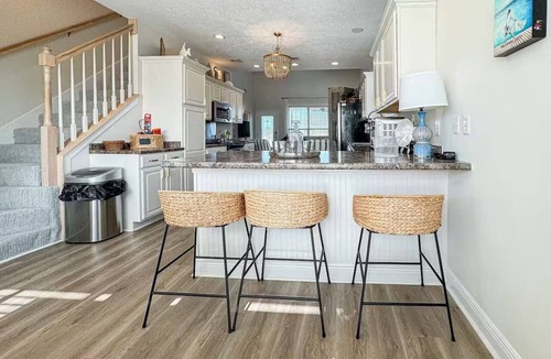 Shoreline Park House | Waterfront escape at Jourdan River - kayak, fishing, laid-back coastal living!
