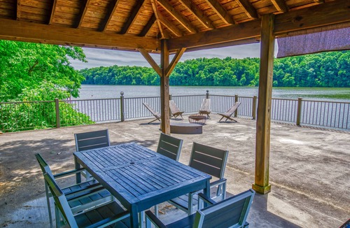 Killen Cabin | Waterfront Log Cabin w Pier, Deck, Dock, Grill, Kayak, Wifi + Sunset Views.