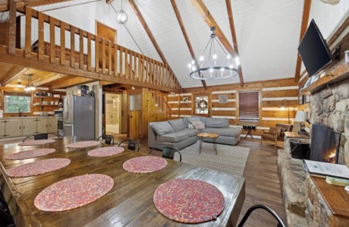 Fishers Hill House | Waterfront Log Home Hot Tub Flat yard w/Volleyball Fire Pit & Tubes for Floating