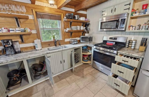 Fishers Hill House | Waterfront Log Home Hot Tub Flat yard w/Volleyball Fire Pit & Tubes for Floating