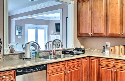 New Orleans East Area Villa | Waterfront NOLA Villa: 23 Mi to French Quarter!