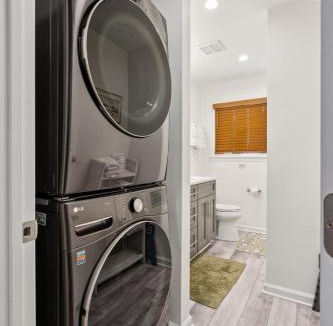 Pasadena House | Waterfront Pool Dock & Sleeps 12