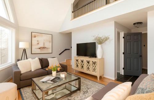 Barium Springs House | Waterfront Retreat with Spectacular Interior, Jacuzzi and Game Room in NC
