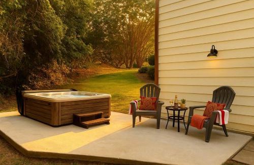 Barium Springs House | Waterfront Retreat with Spectacular Interior, Jacuzzi and Game Room in NC