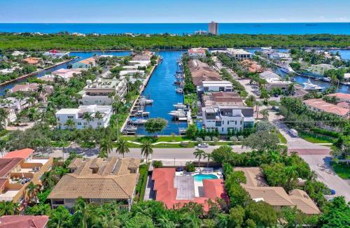 Coral Ridge Apartment | Waterfront Unit #5 20 Min Walk to Beach and Shops