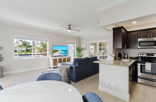 Boca Raton Apartment | Waterfront Walk to Beach Pool & Hot Tub Watch the Boats