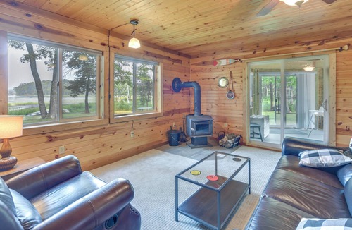 Webster Cabin | Waterfront Webster Cabin w/ Kayaks + Fire Pit