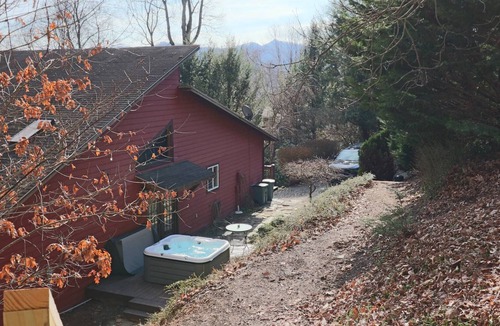 Mountain Springs Cabin | Waynesville Mt. Getaway/Secluded & Peaceful Cabin/Hot Tub/Rec. Rm/Fire pit/Refundable Pet Fee