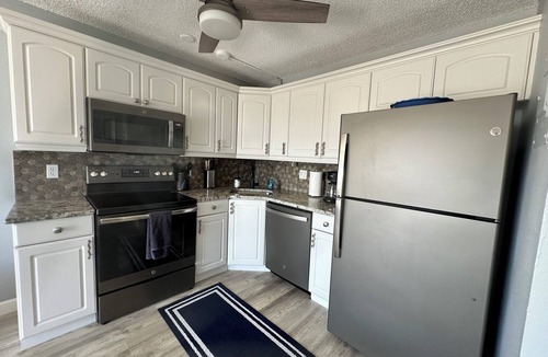 Fort Myers Beach Condo | WEEKLY & MONTHLY DISCOUNTS! Ocean, sun, pool, bikes, hikes, kayaking & fun☀️