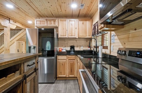 Kegley Cabin | Welcome to DeepWoods Lodge at Hatfield McCoy. 3BR Mountain Log home on 22 acres.