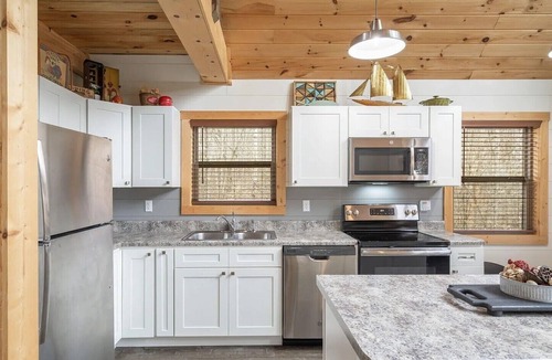 Tellico Plains Cabin | Welcome to the Compass Lodge with HotTub! Sit back and relax in this calm, stylish space.