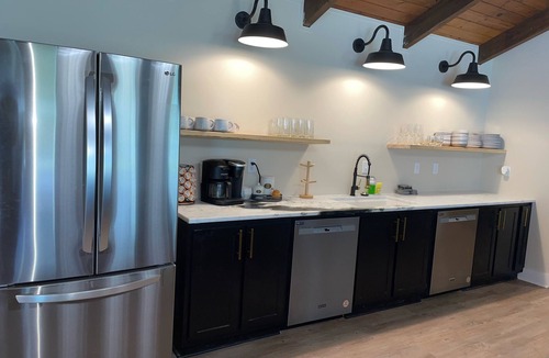 College Hill House | Welcome to the Sip! 7 bed 9 bath party house. Create your own grove party!