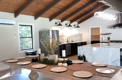 College Hill House | Welcome to the Sip! 7 bed 9 bath party house. Create your own grove party!